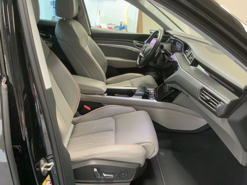 Audi e-tron 55 quattro Avus — zdjęcie 11