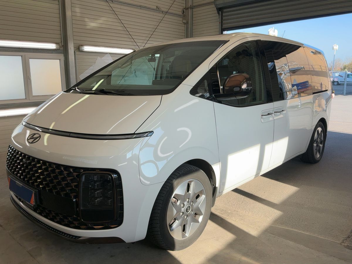 Hyundai Staria 2022 — photo 1