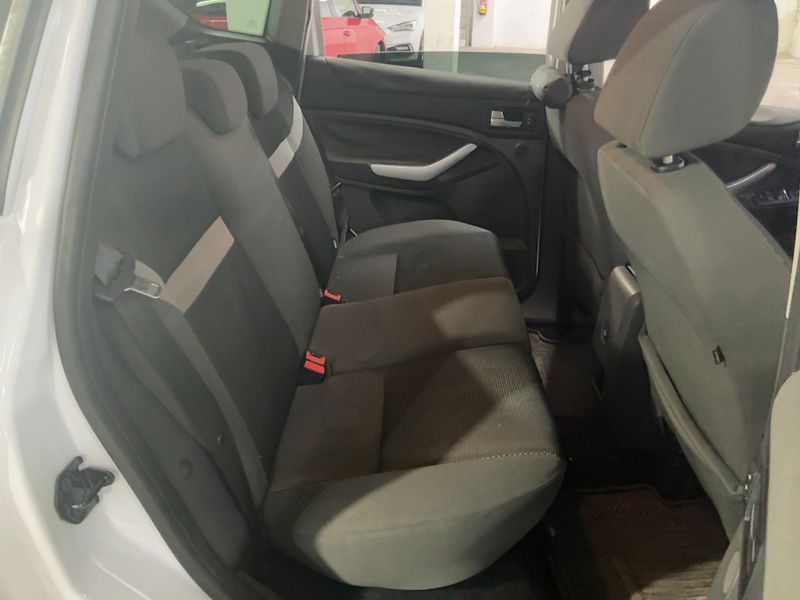 Ford Kuga 2.0 TDCi Trend — zdjęcie 14