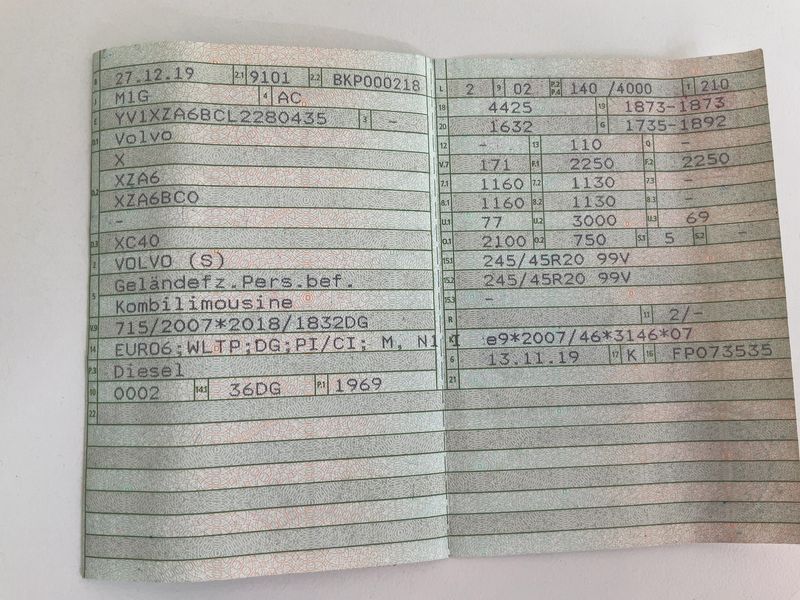 Volvo XC40 2.0 D4 R-Design AWD — zdjęcie 15