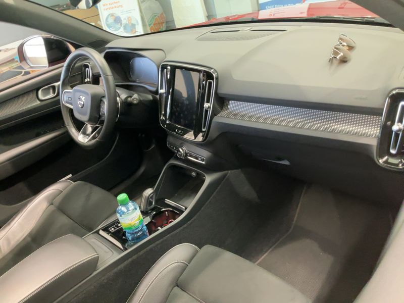 Volvo XC40 2.0 D4 R-Design AWD — zdjęcie 12