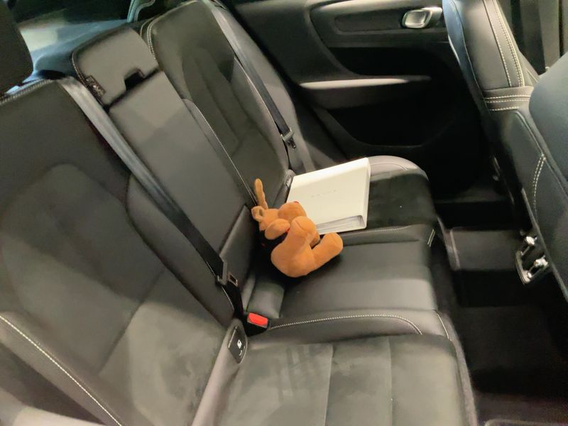 Volvo XC40 2.0 D4 R-Design AWD — zdjęcie 14