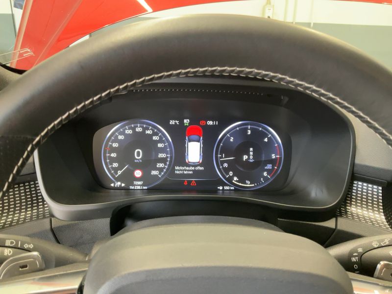 Volvo XC40 2.0 D4 R-Design AWD — zdjęcie 13