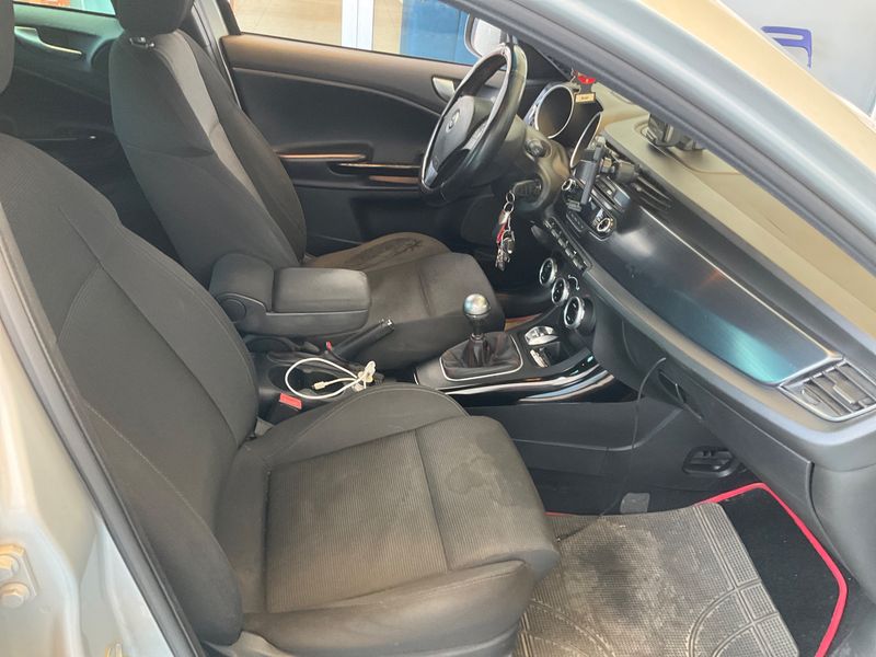 Alfa Romeo Giulietta 1.6 JTDM Distinctive — zdjęcie 3