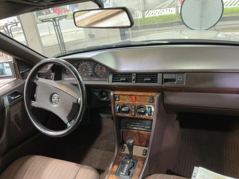 Mercedes-Benz E-Klasse CE 300 — zdjęcie 12