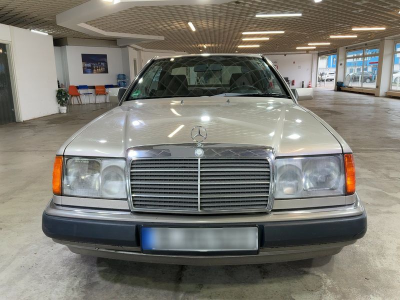 Mercedes-Benz E-Klasse CE 300 — zdjęcie 9