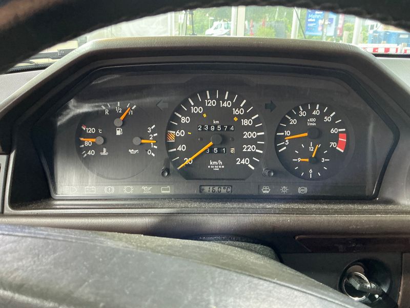 Mercedes-Benz E-Klasse CE 300 — zdjęcie 13