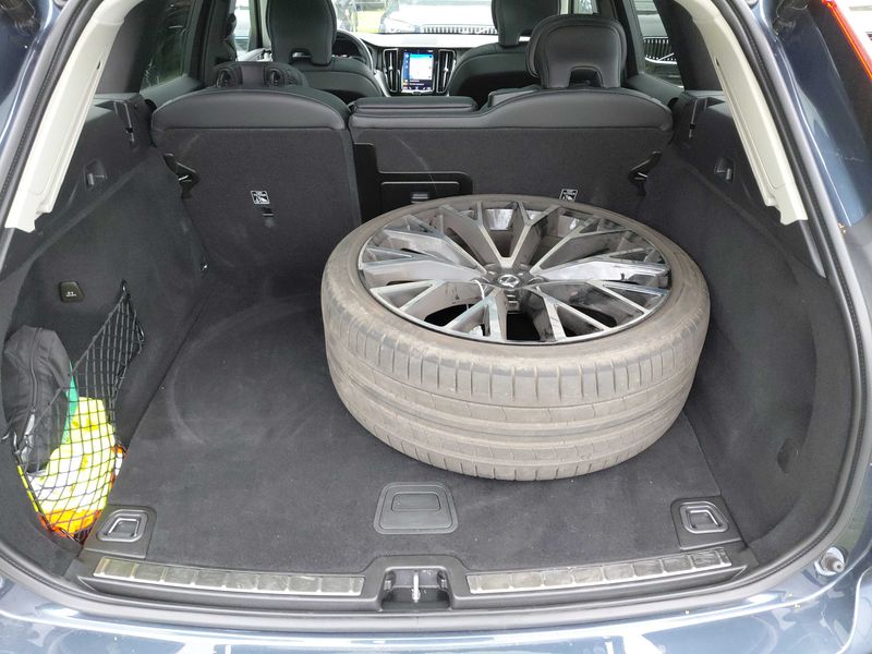 Volvo XC60 2.0 T6 Plug-in Hybrid Inscription AWD — zdjęcie 9