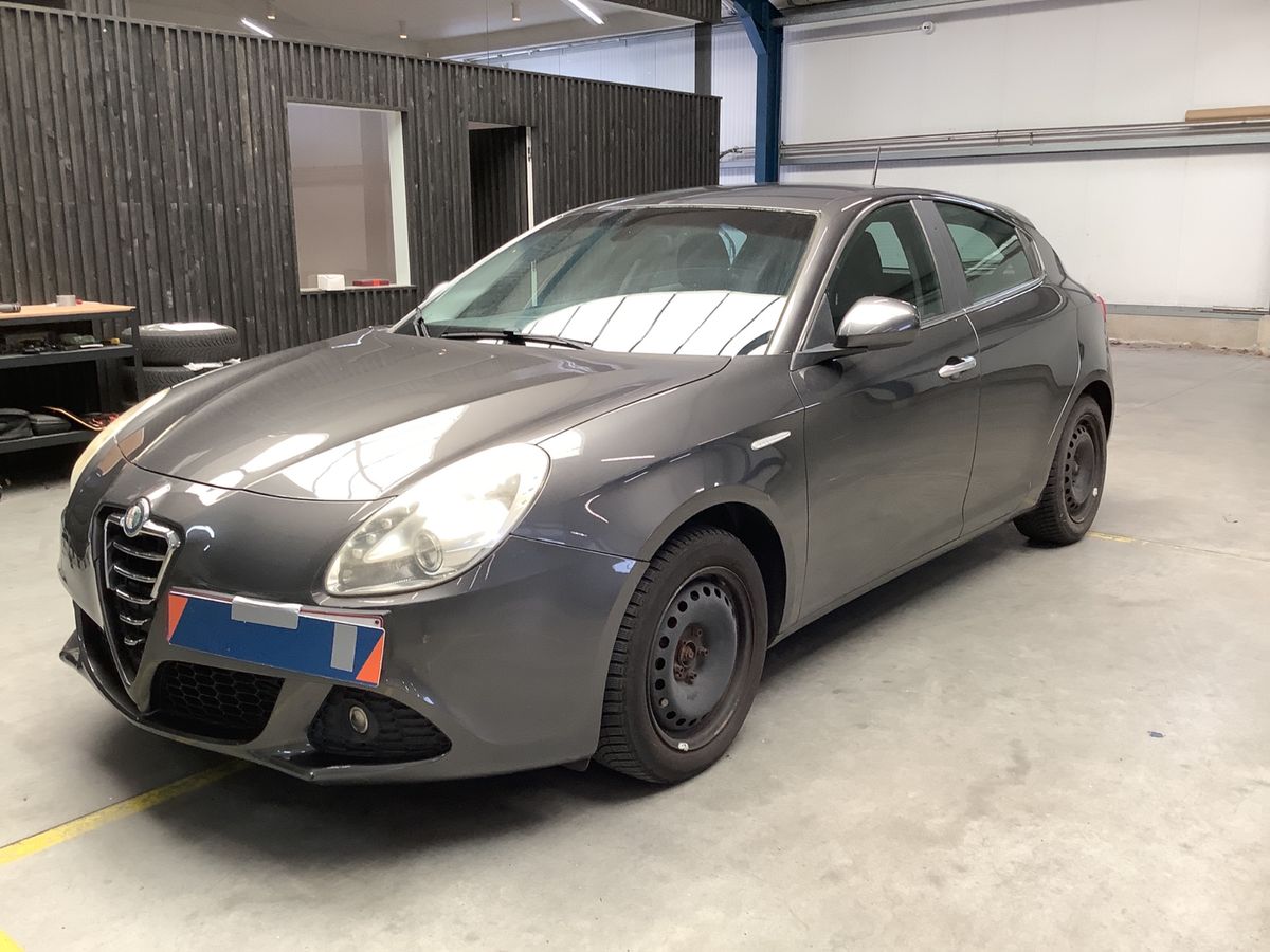 Alfa Romeo 2013 — photo 1