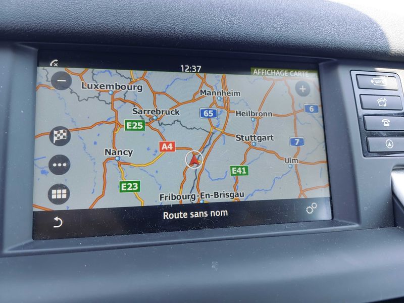 Land Rover Discovery Sport 2.0 Td4 HSE — zdjęcie 13