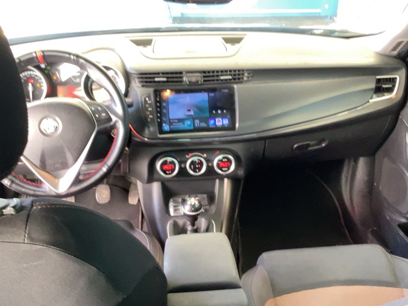 Alfa Romeo Giulietta 1.6 JTDM Turismo — zdjęcie 12