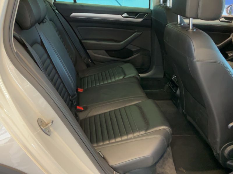 Volkswagen Passat Alltrack 2.0 TDI 4Motion BlueMotion Tech — zdjęcie 14