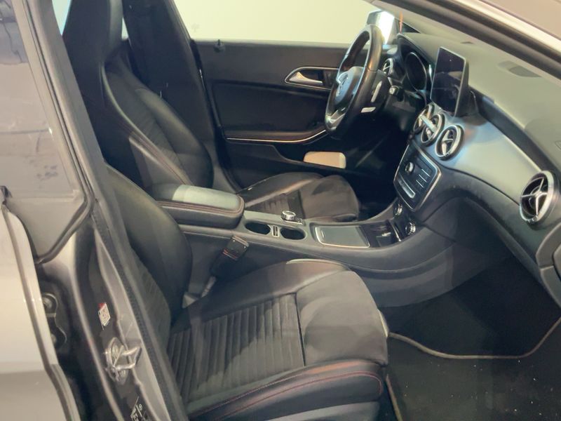 Mercedes-Benz CLA-Klasse CLA 200 d Shooting Brake 4Matic Premium — zdjęcie 11