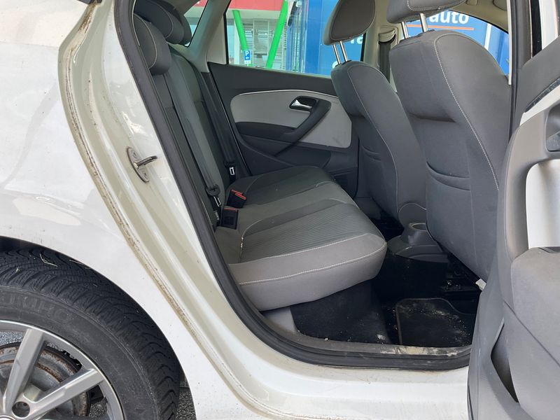 Volkswagen Polo 1.4 TDI Comfortline BlueMotion Tech 2015 – снимка 19
