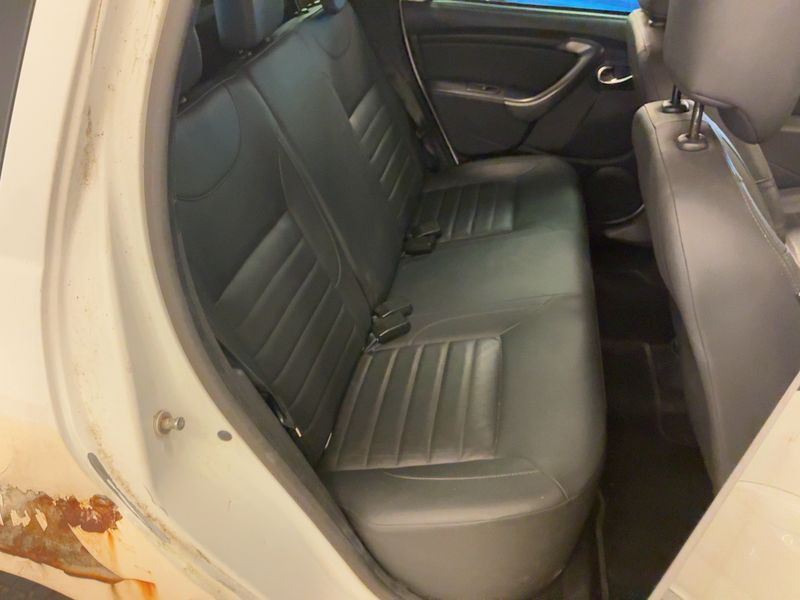 Dacia Duster 1.5 dCi Laureate 4x4 — zdjęcie 14