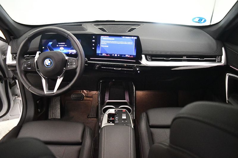 BMW iX1 eDrive 20 xLine — zdjęcie 11