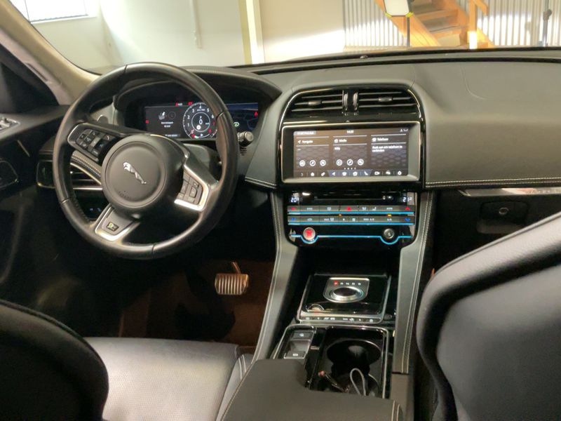 Jaguar F-Pace 25t R-Sport AWD 2020 – снимка 17
