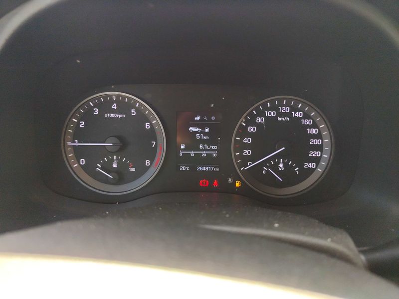 Hyundai Tucson 1.6 Essence BlueDrive 2WD — zdjęcie 12