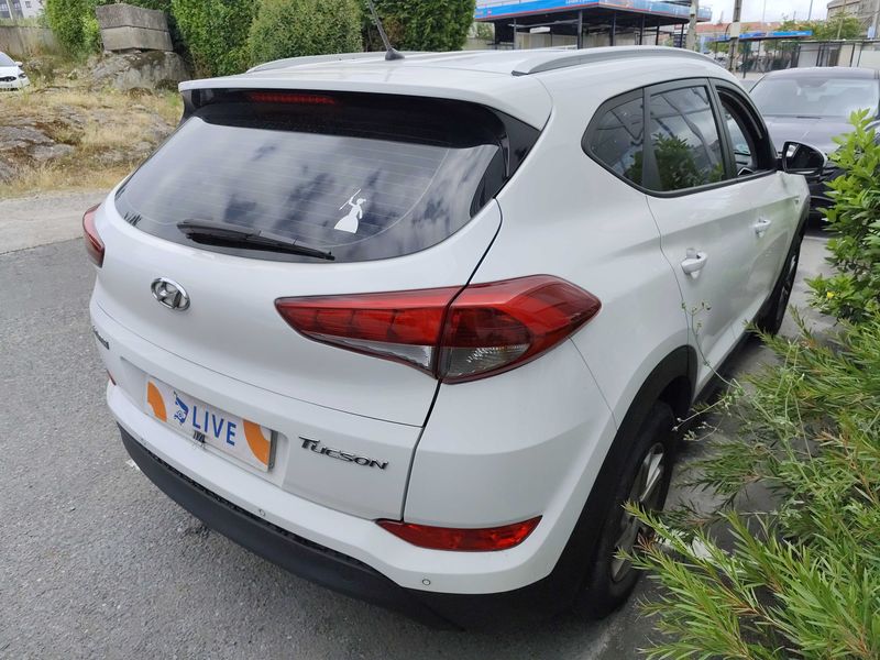 Hyundai Tucson 1.6 Essence BlueDrive 2WD — zdjęcie 5