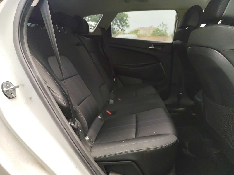Hyundai Tucson 1.6 Essence BlueDrive 2WD — zdjęcie 14