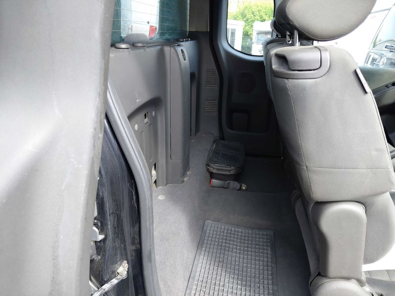 Nissan Navara Pick-up 2.5 dCi King Cab XE 4x4 — zdjęcie 13