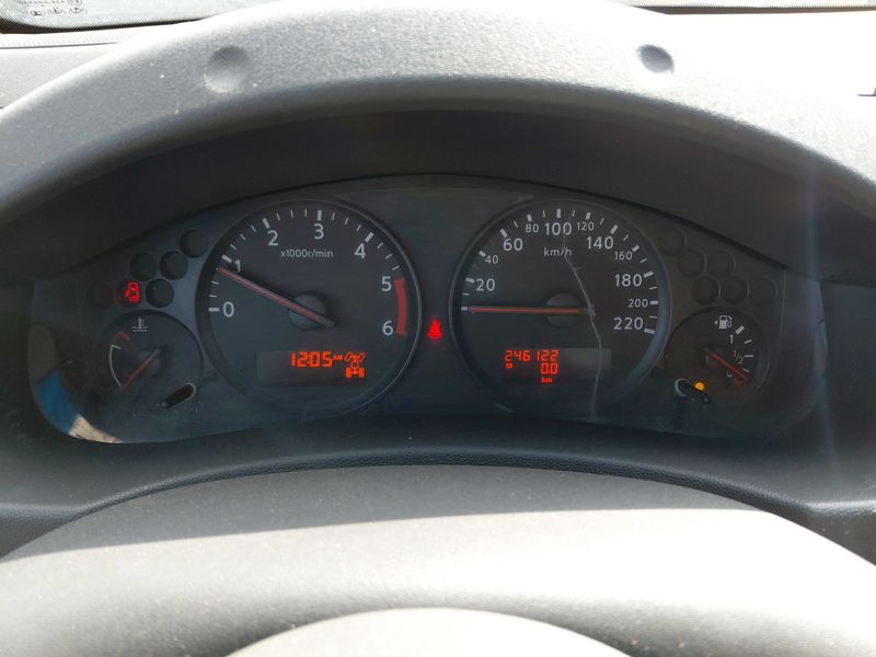 Nissan Navara Pick-up 2.5 dCi King Cab XE 4x4 — zdjęcie 12