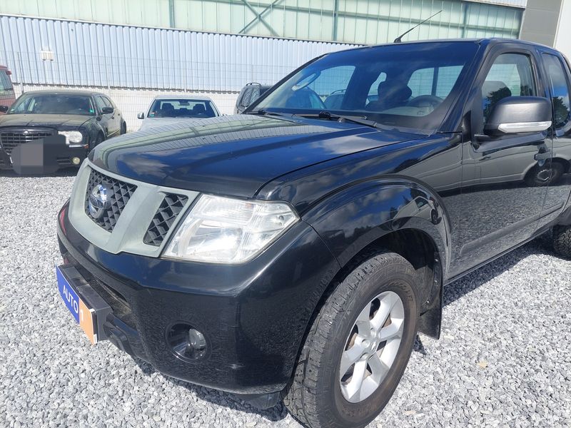 Nissan Navara Pick-up 2.5 dCi King Cab XE 4x4 — zdjęcie 2