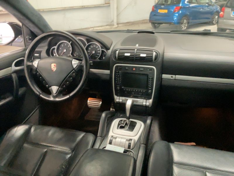 Porsche Cayenne Turbo — zdjęcie 12