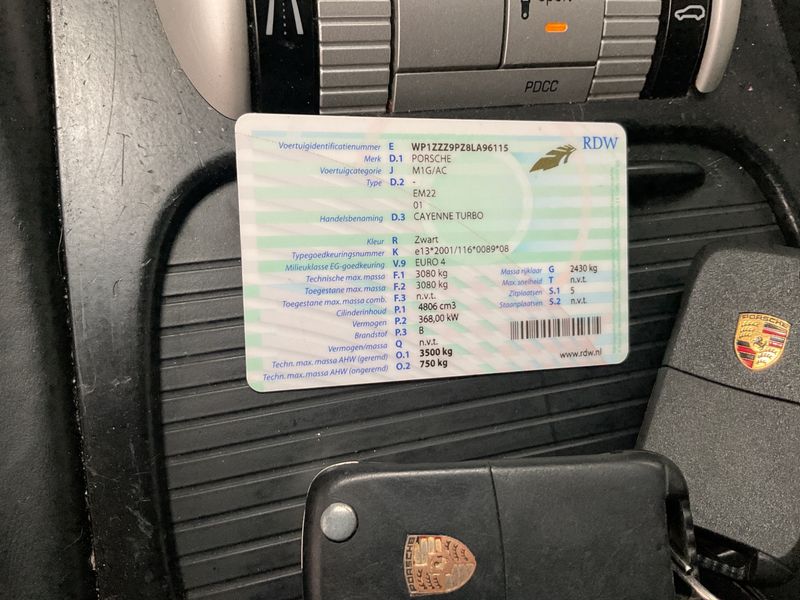 Porsche Cayenne Turbo — zdjęcie 15