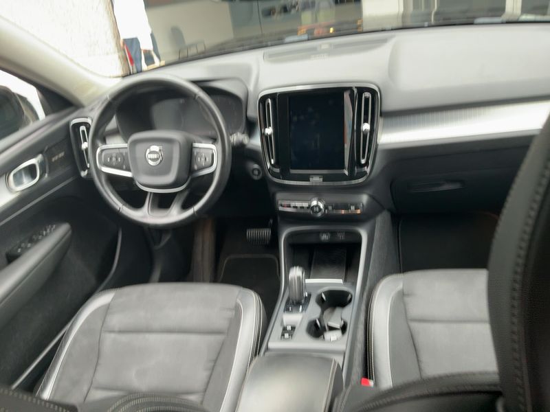 Volvo XC40 2.0 D4 Momentum AWD — zdjęcie 12