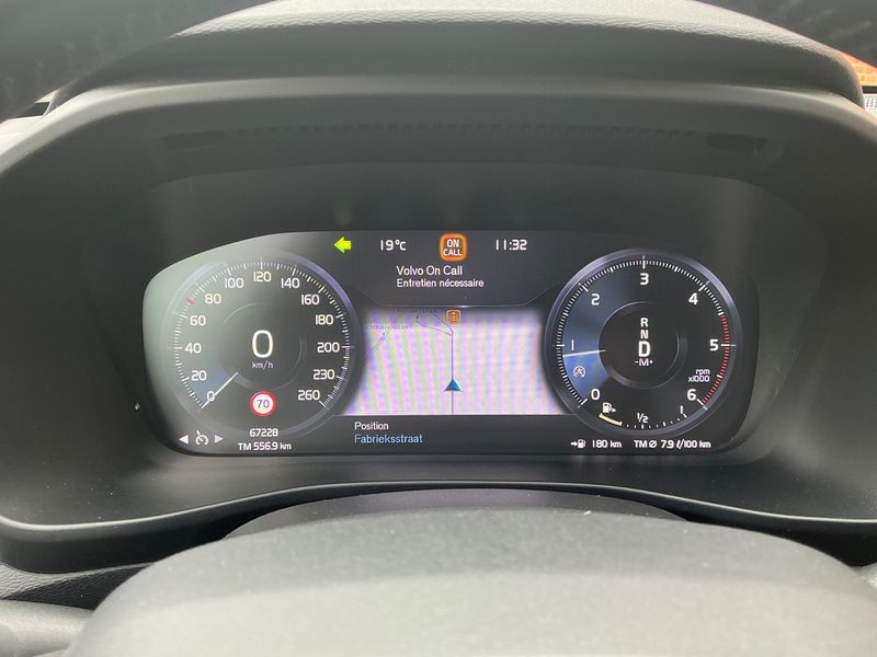 Volvo XC40 2.0 D4 Momentum AWD — zdjęcie 13