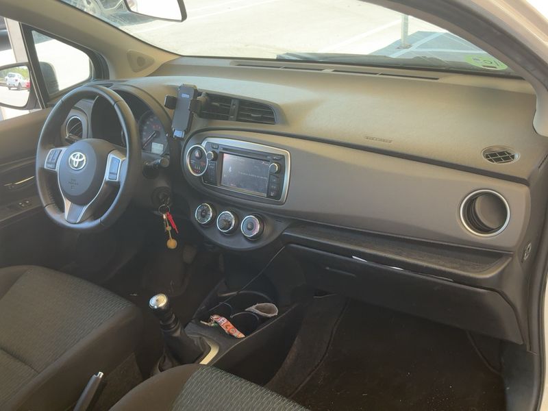 Toyota Yaris 1.0 VVT-i Active — zdjęcie 12
