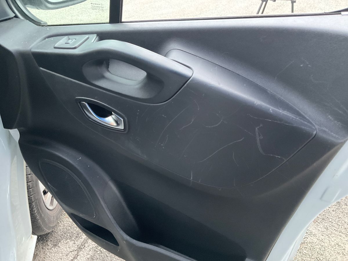 Renault Trafic 2020 — photo 39