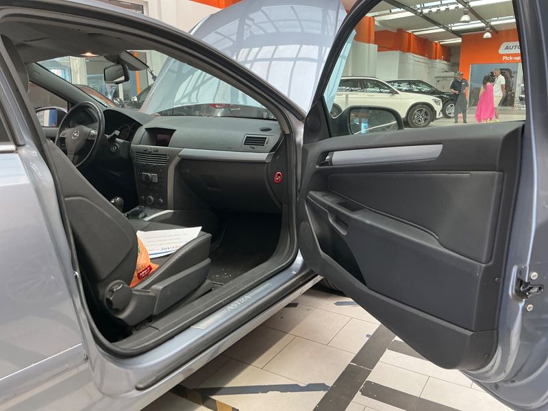 Opel Astra GTC 2.0 Turbo Cosmo — zdjęcie 3