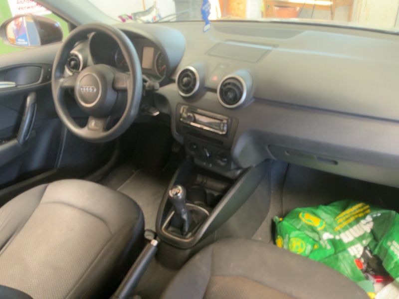 Audi A1 1.6 TDI Attraction — zdjęcie 12