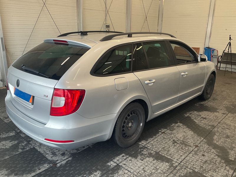 Skoda Superb 2.0 TDI Comfort — zdjęcie 2