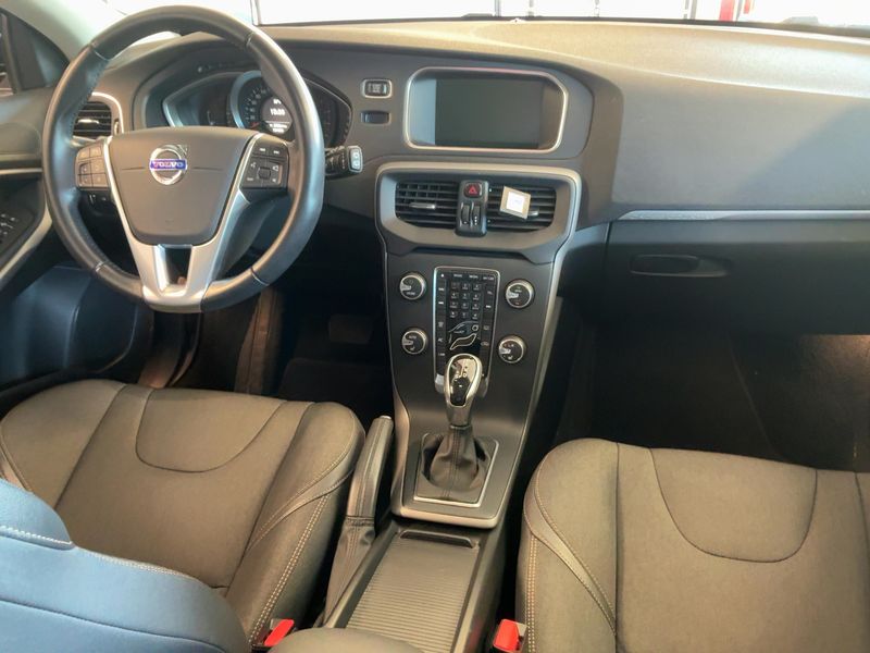 Volvo V40 Cross Country 2.0 D3 Momentum — zdjęcie 12