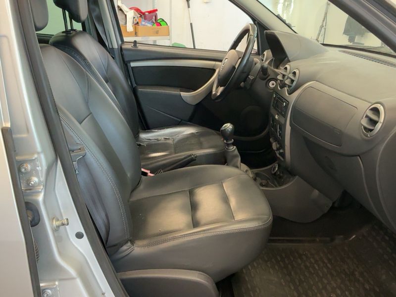 Dacia Duster 1.6 Prestige 4x4 — zdjęcie 11