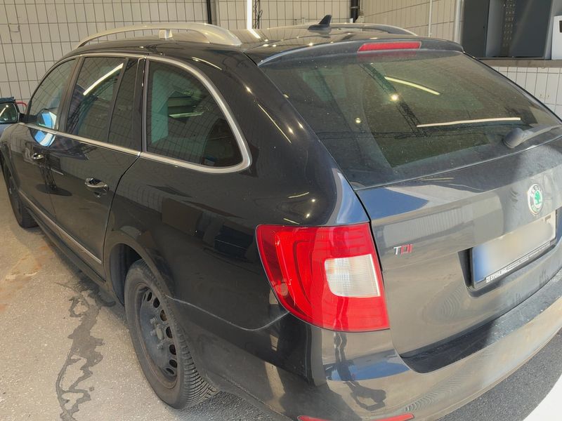 Skoda Superb 2.0 TDI Elegance — zdjęcie 3