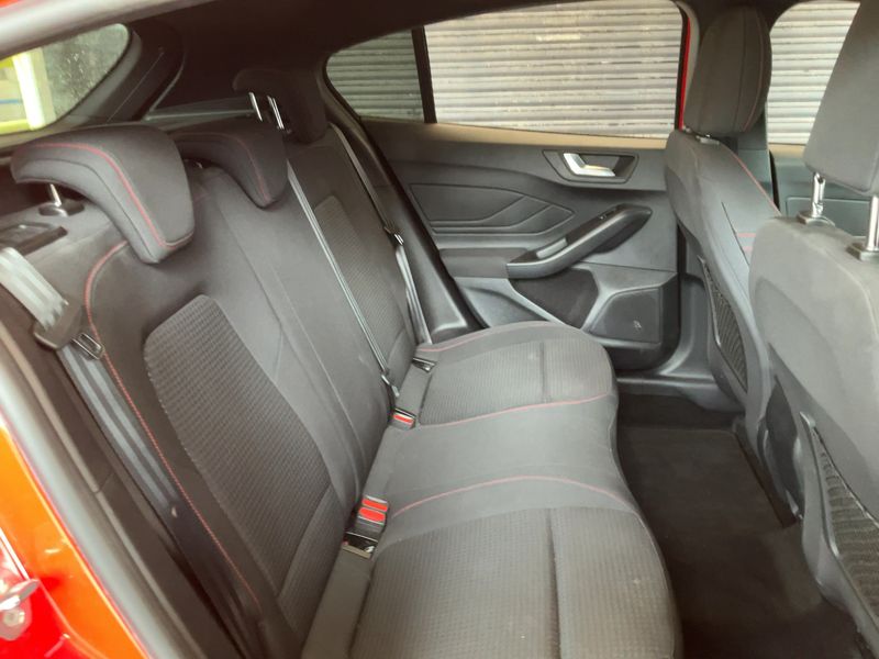 Ford Focus 1.0 EcoBoost Mild-Hybrid ST-Line — zdjęcie 14