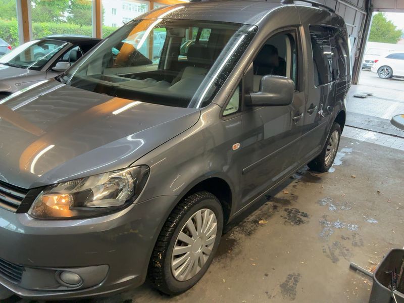 Volkswagen Caddy 2.0 TDI Trendline 4Motion 2011 – снимка 2