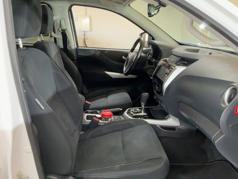 Nissan NP300 Pick-up 2.3 dCi N-Connecta Double Cab 4x4 — zdjęcie 11
