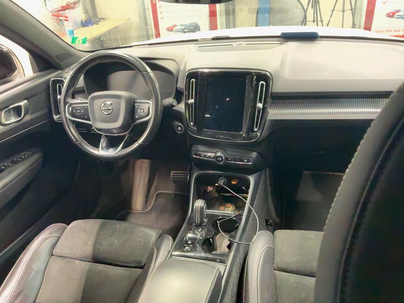 Volvo XC40 2.0 T5 R-Design AWD — zdjęcie 12