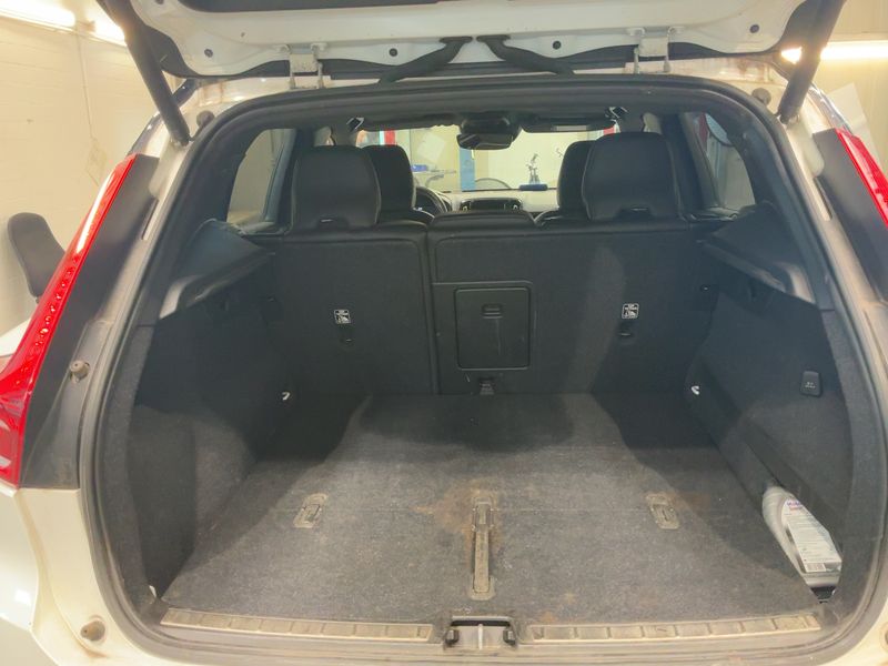 Volvo XC40 2.0 T5 R-Design AWD — zdjęcie 10