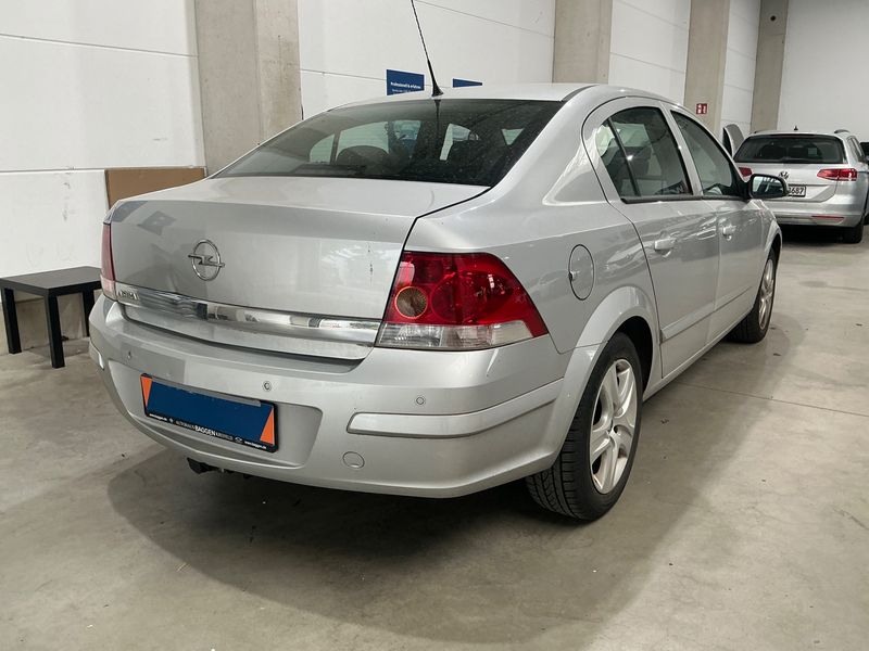 Opel Astra 1.6 Edition — zdjęcie 2