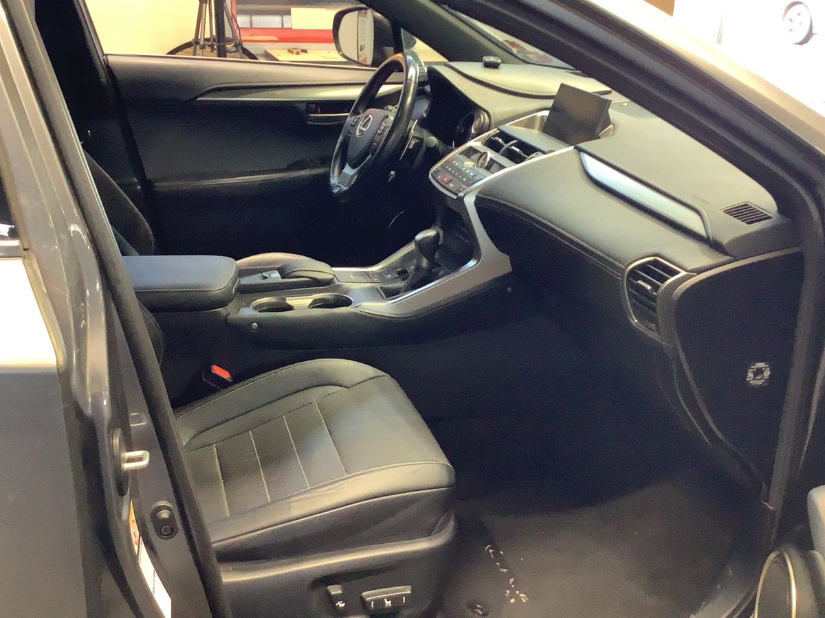 Lexus NX-Serie 2016 — photo 18