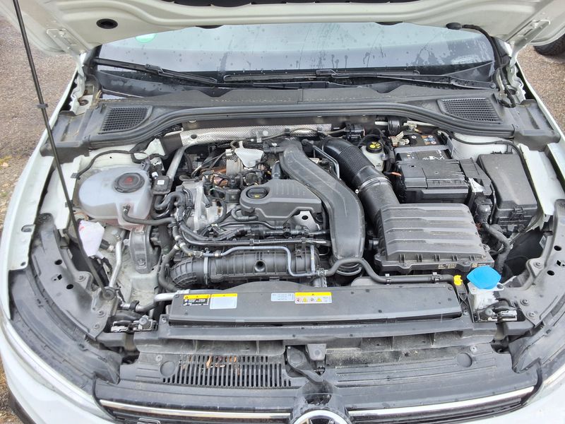 Volkswagen Golf VIII 1.5 TSI R-Line 2025 – снимка 8