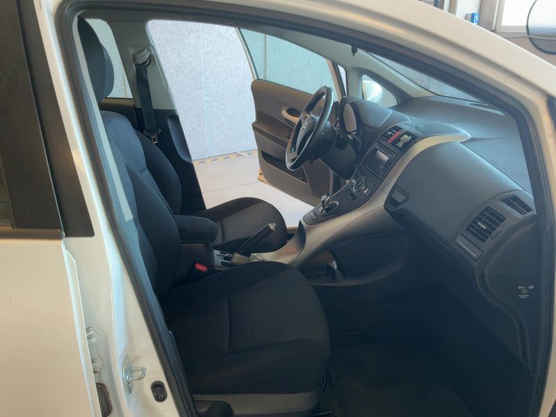 Toyota Auris 1.8 Hybrid Active — zdjęcie 11