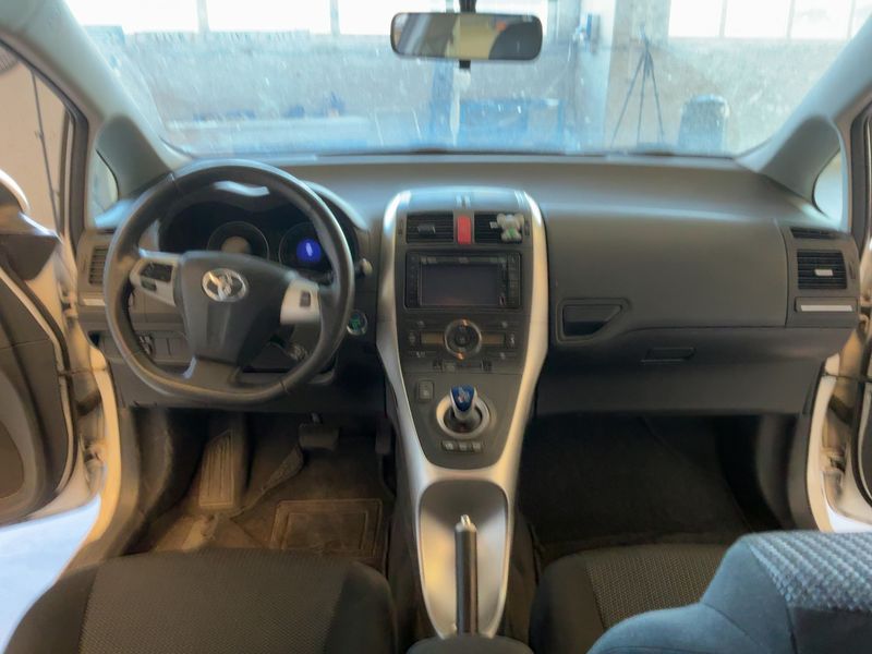 Toyota Auris 1.8 Hybrid Active — zdjęcie 12