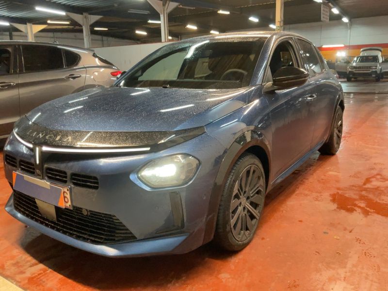Lancia Ypsilon 1.2 Mild-Hybrid Cassina Limited Edition 2025 – снимка 2